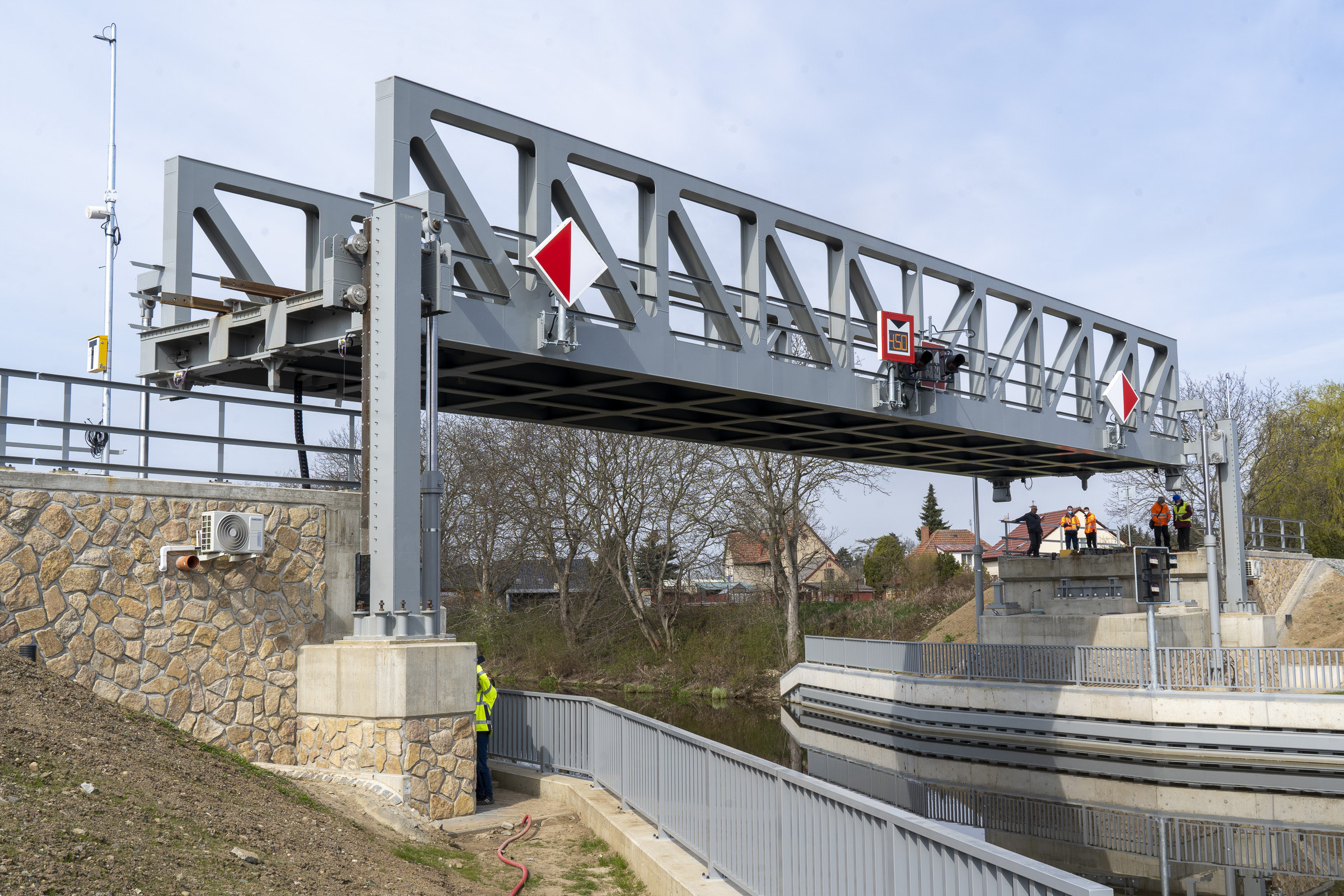 Unikátní železniční most přes plavební kanál na Vltavě se poprvé zkušebně zdvihl