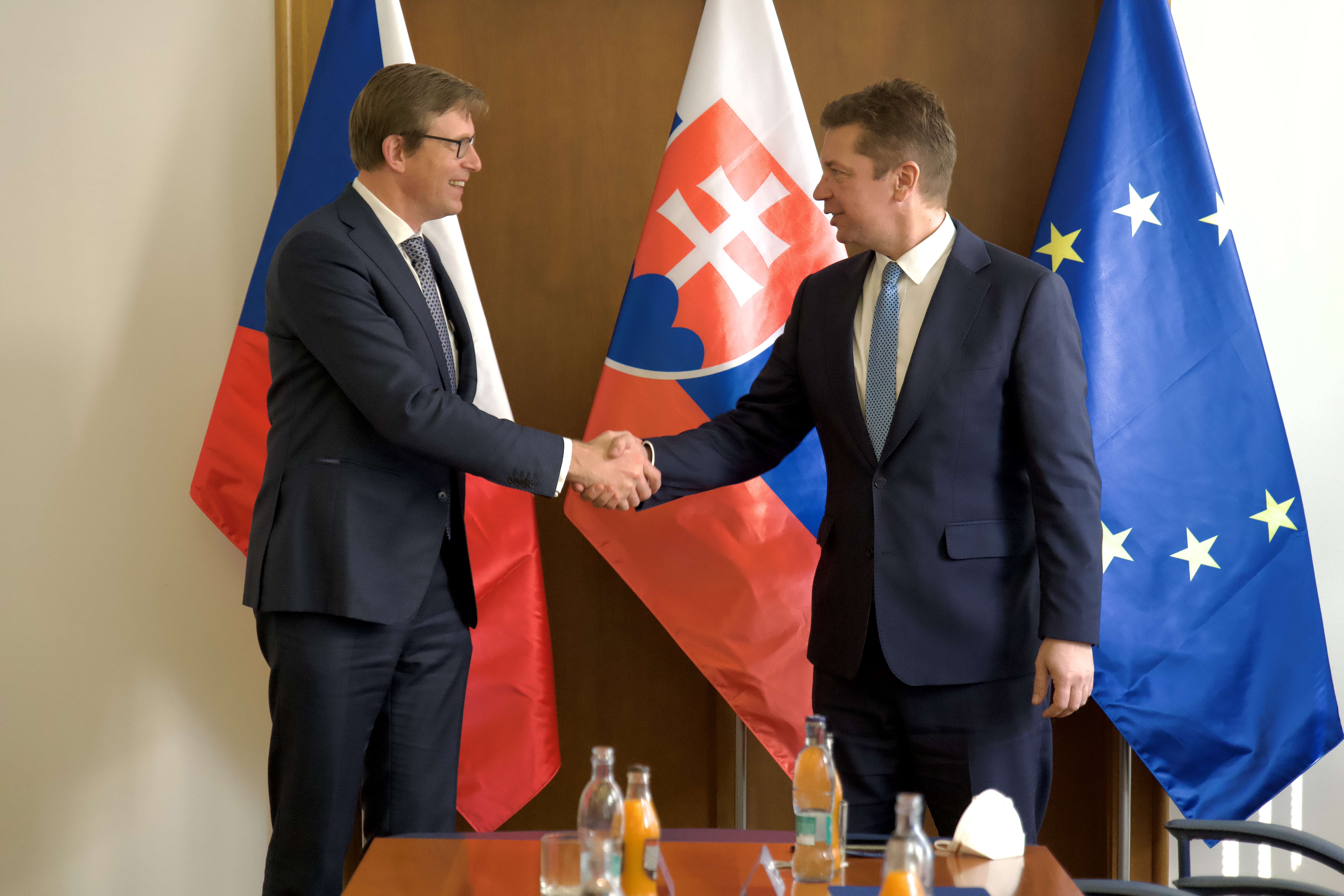 Dopravní spojení mezi ČR a Slovenskem patří mezi naše priority, řekl ministr v Bratislavě