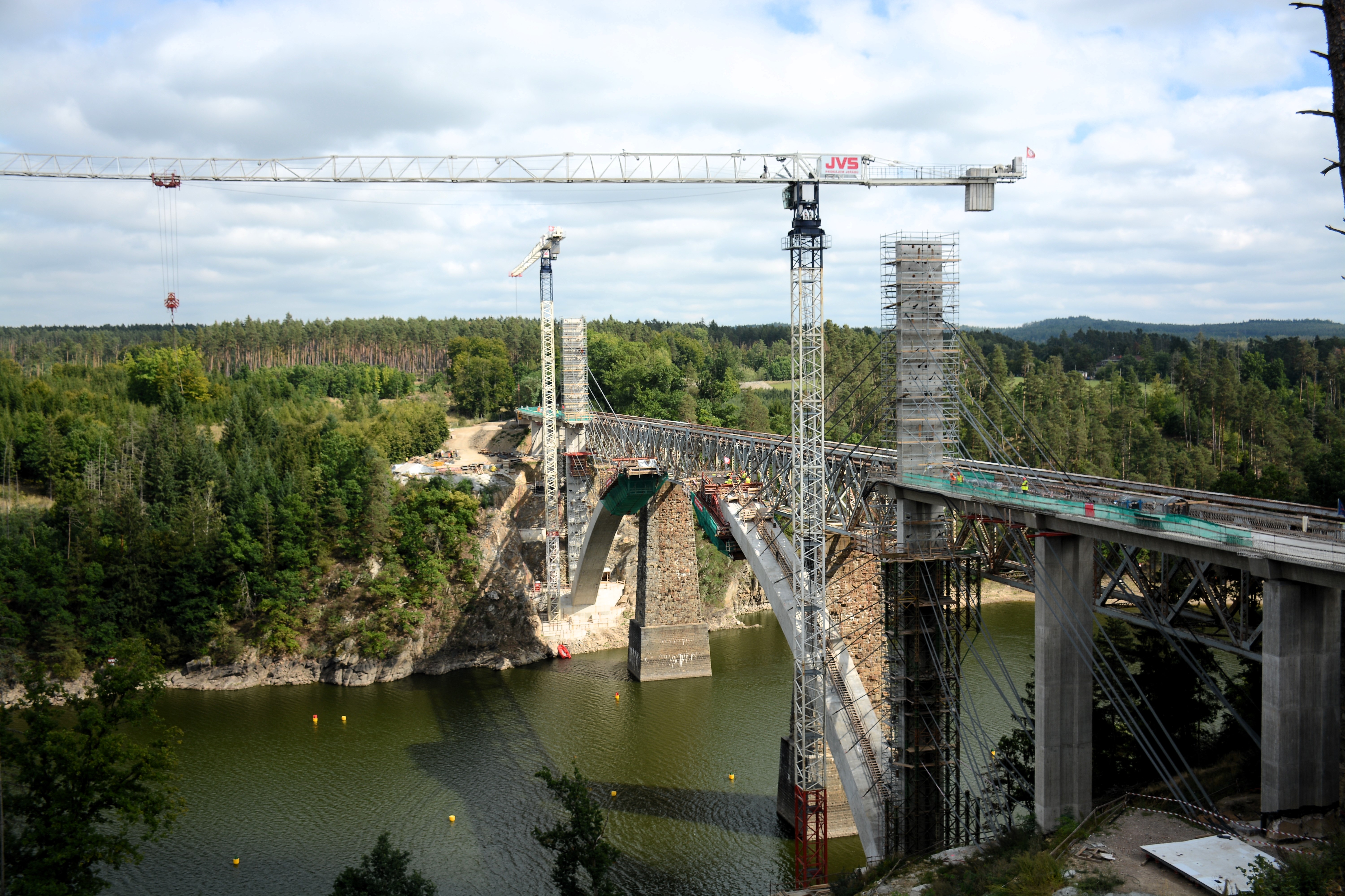 Nad Orlickou přehradou vzniká unikátní obloukový most