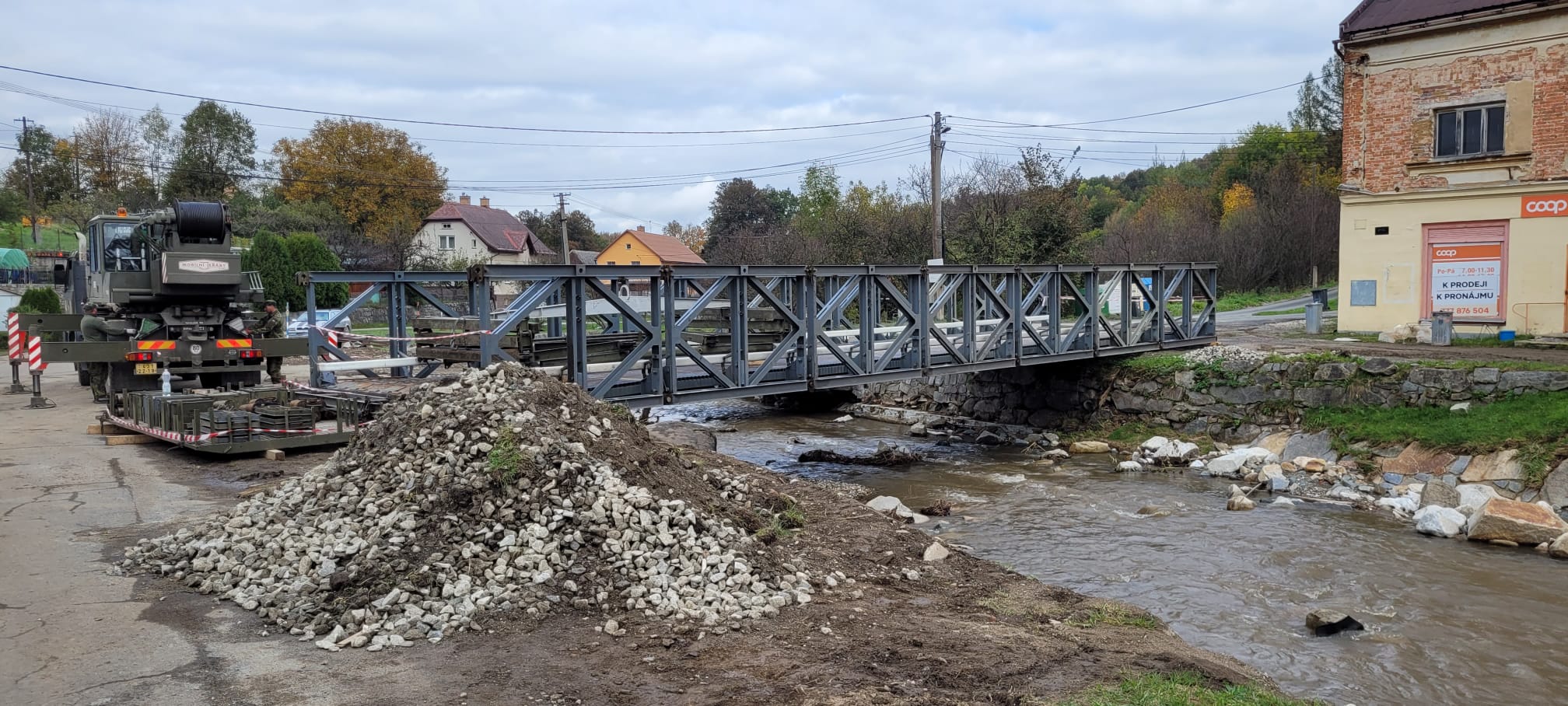 Již 7 provizorních mostů pomáhá po povodních v Olomouckém a Moravskoslezském kraji