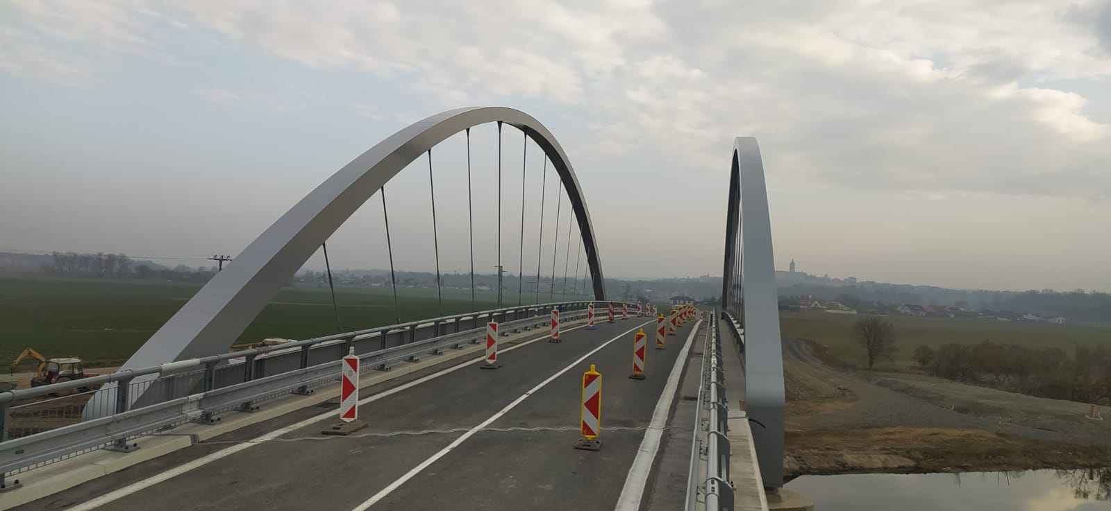 Na poslední nový most přes plavební kanál Vraňany-Hořín opět vyjela auta