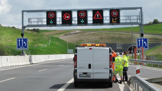 Další proměnné značky na dálnicích mají při kalamitě pomoct řídit dopravu
