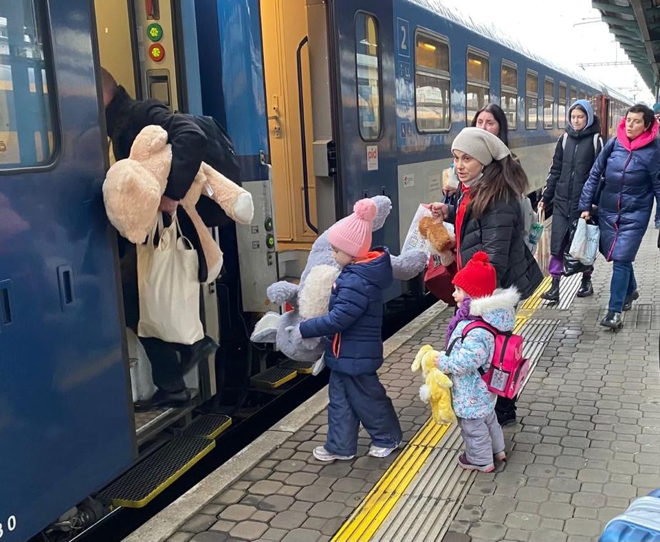 Humanitární vlak pomůže uprchlíkům v Košicích na cestě do bezpečí