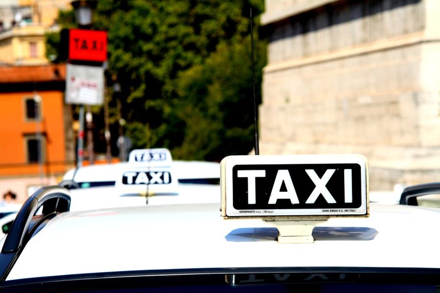 Ministerstvo dopravy navrhuje umožnit v zákoně provozování taxislužby přes mobilní aplikace