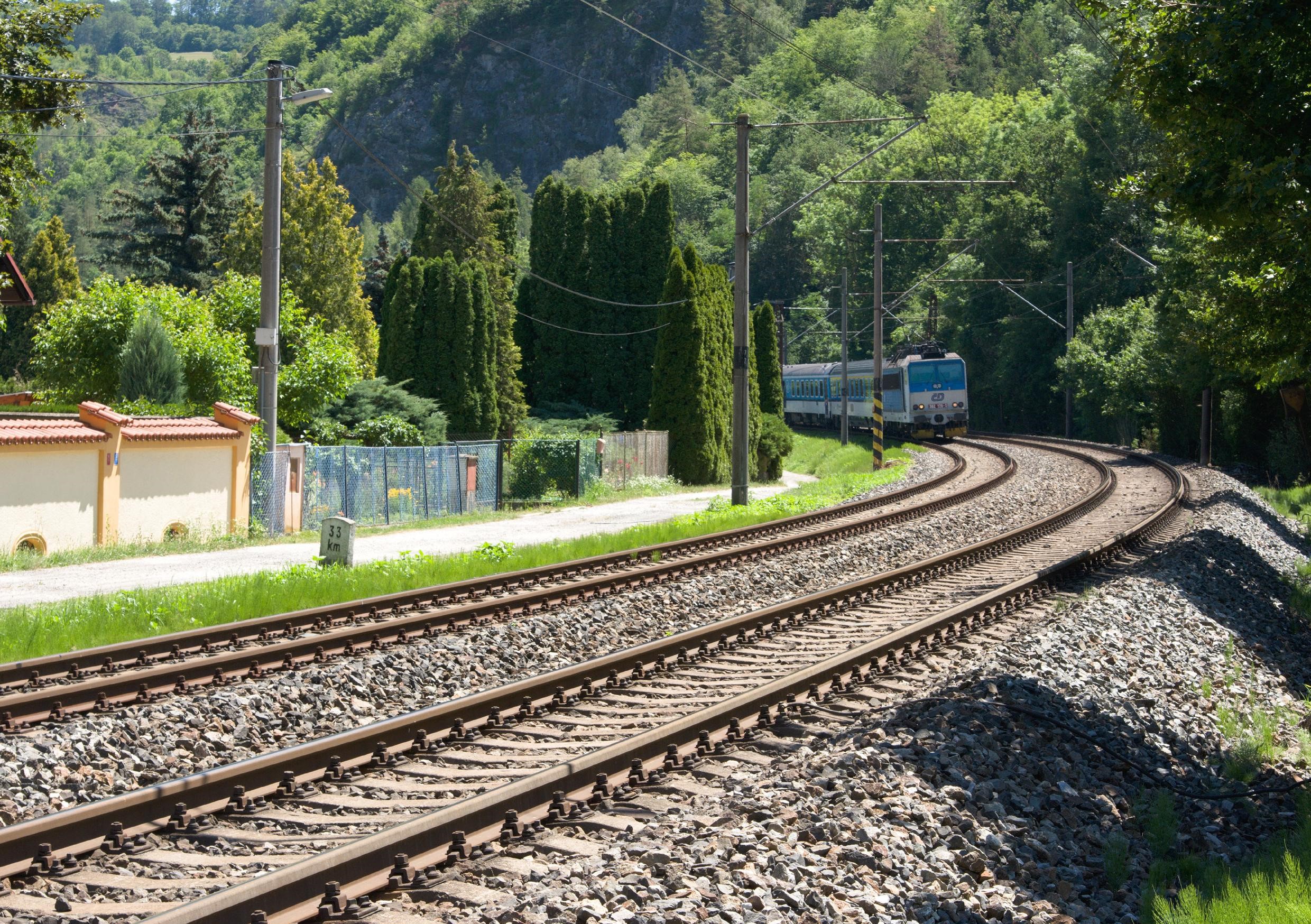 Začala modernizace trati mezi Karlštejnem a Berounem