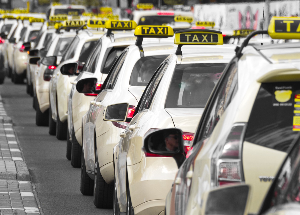 Změny v taxislužbě: Nepovinný taxametr a svítilna, objednávky přes aplikaci a evidenční nálepka