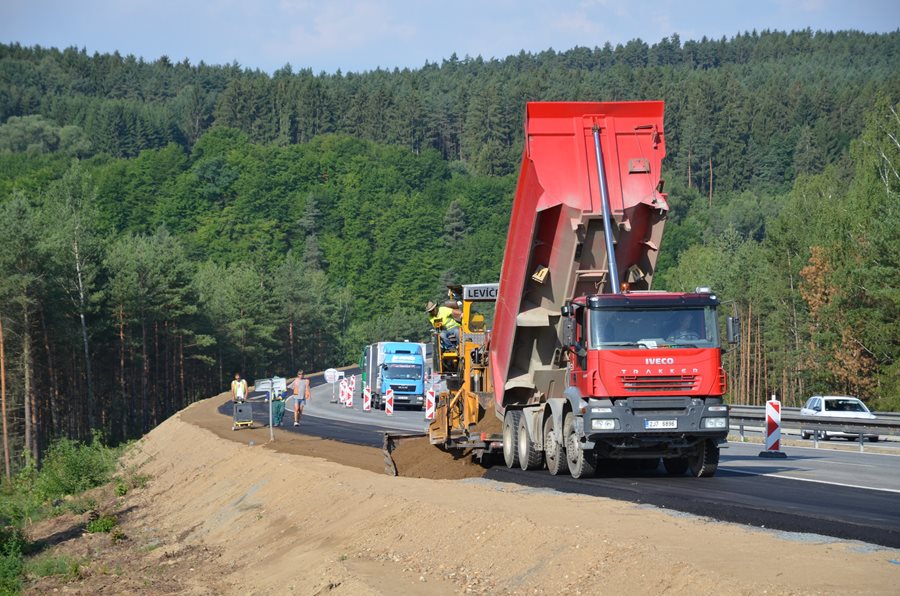 The construction of the D6 and D35 motorways can start this year still, the government received info
