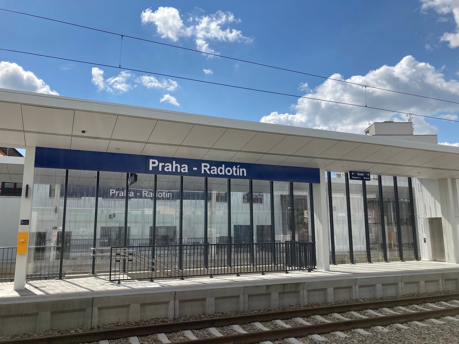 Stanice v Radotíně nabízí pohodlné cestování, zbývá dokončit novou budovu