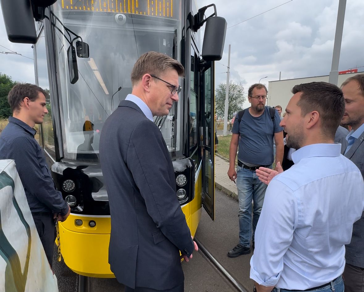 První chytrá tramvaj v Plzni úspěšně jezdí na testovací trati