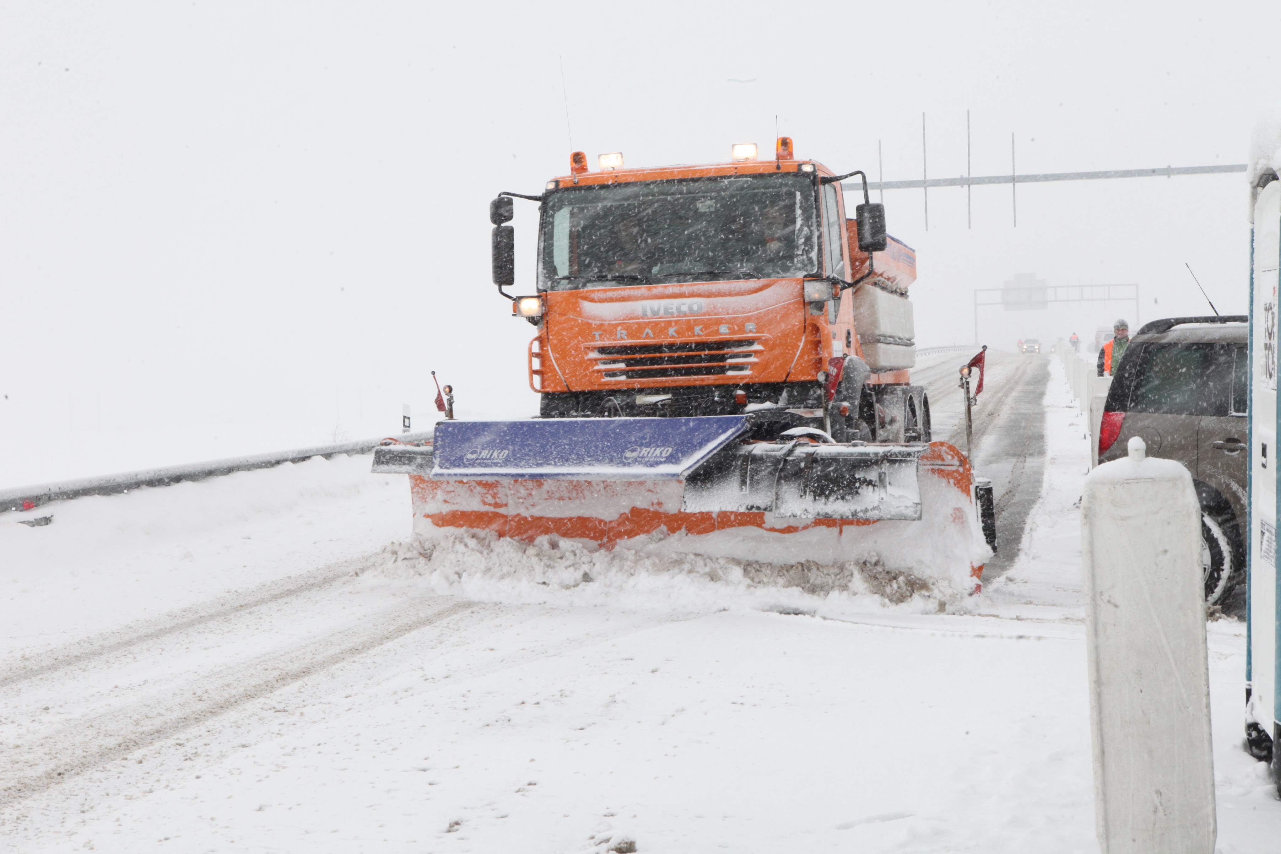 Ředitelství silnic a dálnic má připraveno na zimní údržbu 200 sypačů a 648 řidičů
