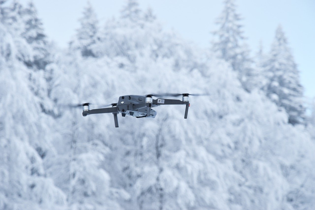 Bezpečnější provoz bezpilotních letadel, vláda schválila novelu umožňující další kontrolu dronů