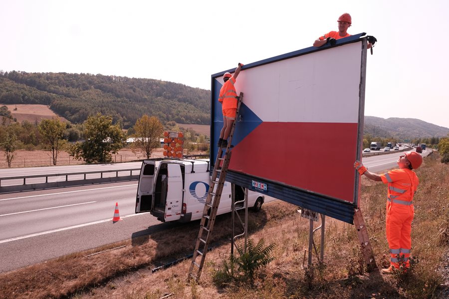 Od dálnic zmizelo za rok bezmála 700 billboardů, nelegální reklamy se daří odstraňovat rychleji 