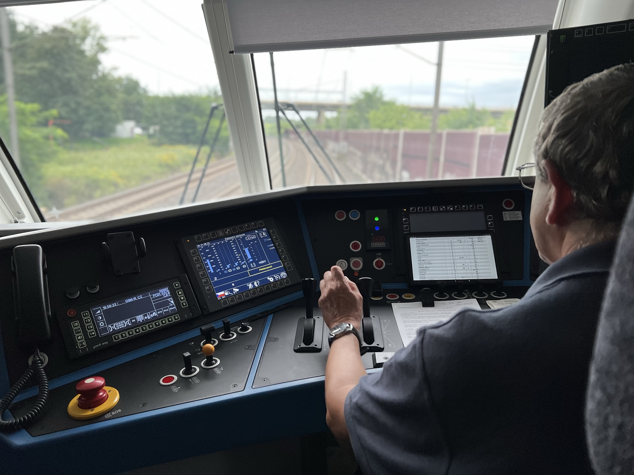 Stavební práce na trati mezi Kolínem a Velimí skončily, vlaky už nemusí odklonem přes Nymburk   