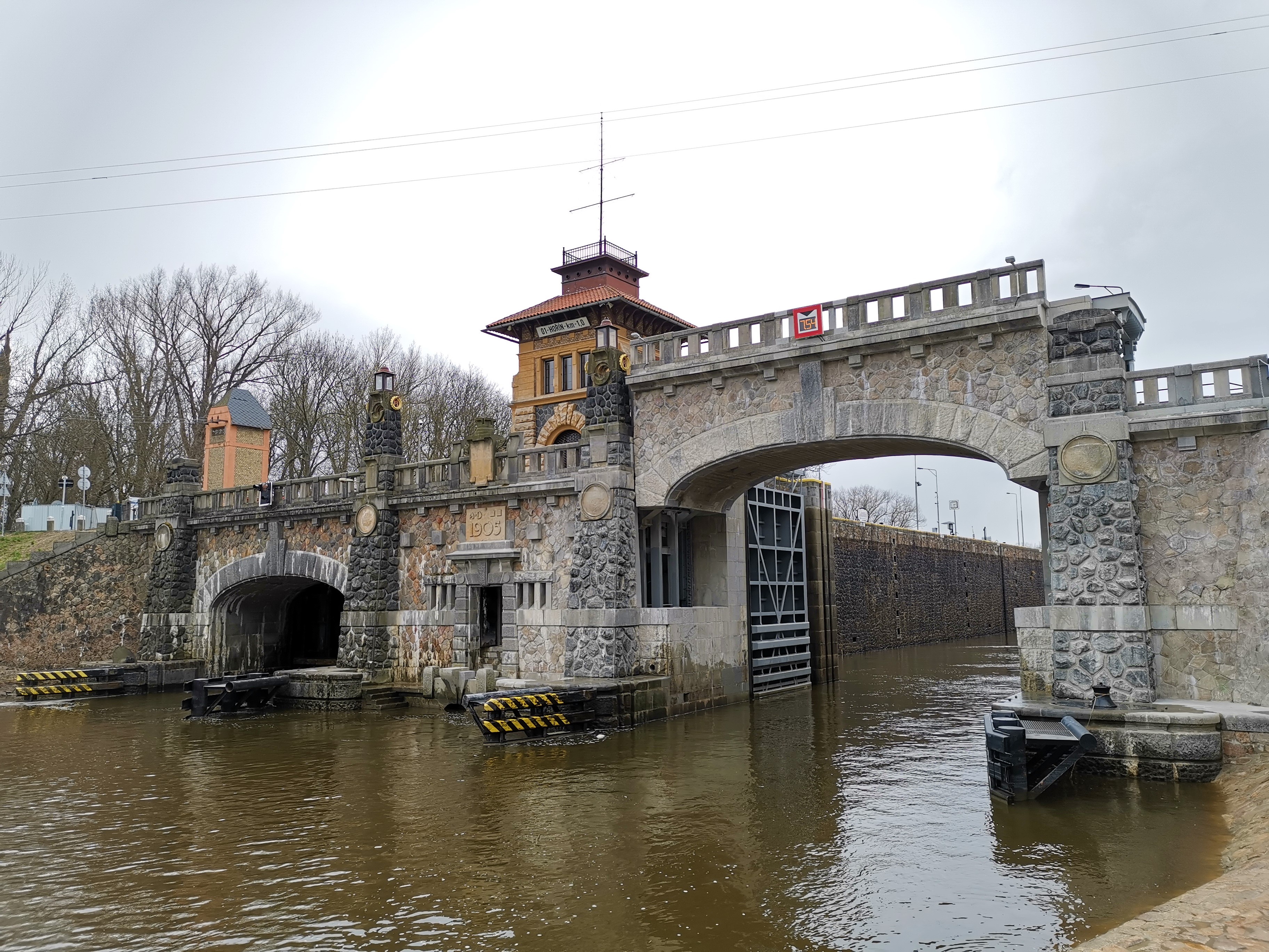 Unikátní kamenný most přes plavební komoru v Hoříně se poprvé oficiálně zdvihl