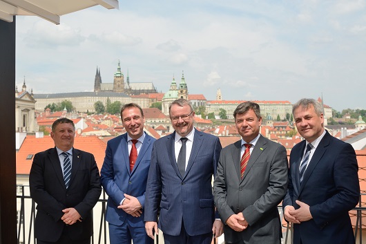 Ministři dopravy zemí V4, Rakouska a Slovinska jednali v Praze o zlepšení bezpečnosti silničního provozu